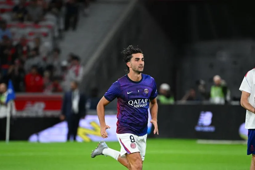 La composition du PSG face à Lille en Ligue 1 : Maghnes Akliouche, Ferran Torres et Désiré Doué associés en attaque