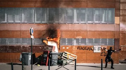 "Ils ne pouvaient pas ignorer la présence de policiers à l'intérieur" : une dizaine d'individus poursuivie pour tentative d'homicide après l'incendie d'un commissariat