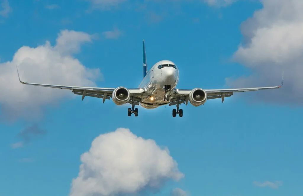 XTB: Conflitos geopolíticos impuseram “sérios desafios operacionais” às companhias aéreas