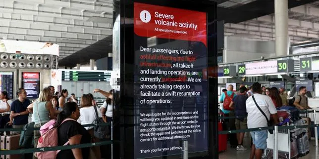 A l’aéroport de Catane en Sicile, plus de 1 000 vols annulés et des dizaines de milliers de voyageurs bloqués en raison de l’éruption de l’Etna