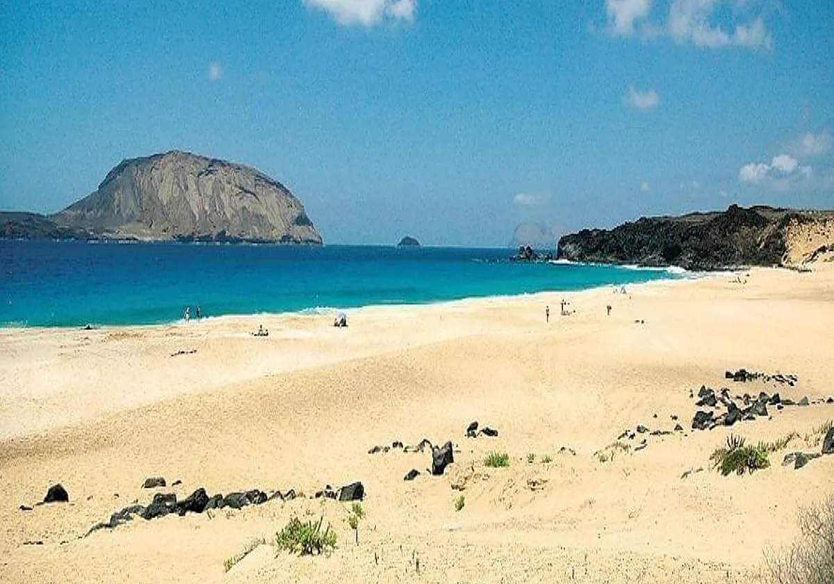 Herido grave un hombre al sufrir un golpe de mar en una playa en La Graciosa
