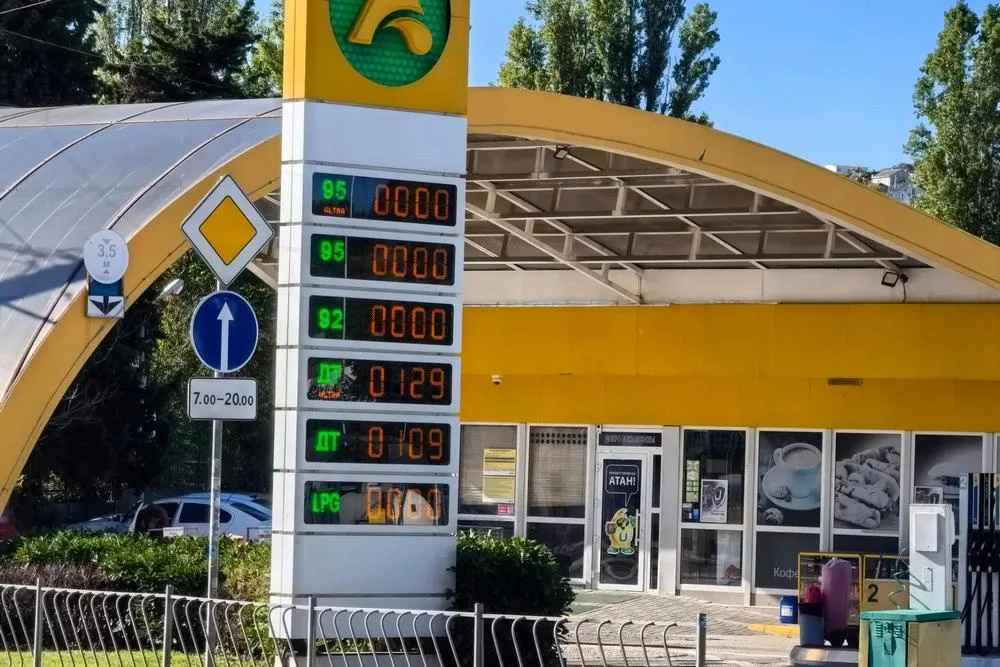 В Севастополе отменили продажу топлива по QR-кодам. Какая обстановка на АЗС
