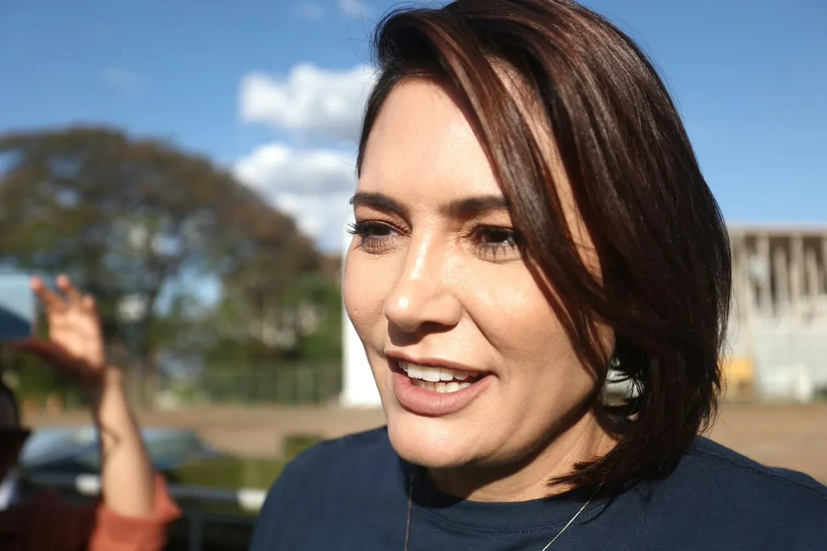 Michelle Bolsonaro dá entrada no hospital após crise de enxaqueca