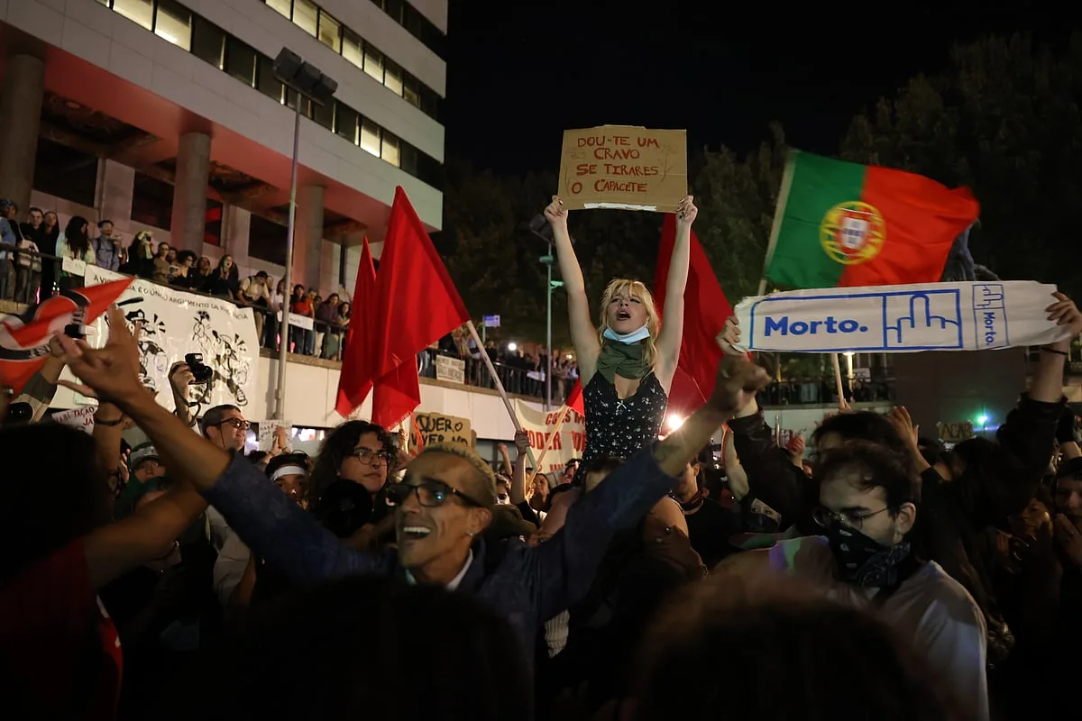 Manifestantes pela habitação voltam à Praça D. João I e atiram a Pedro Duarte