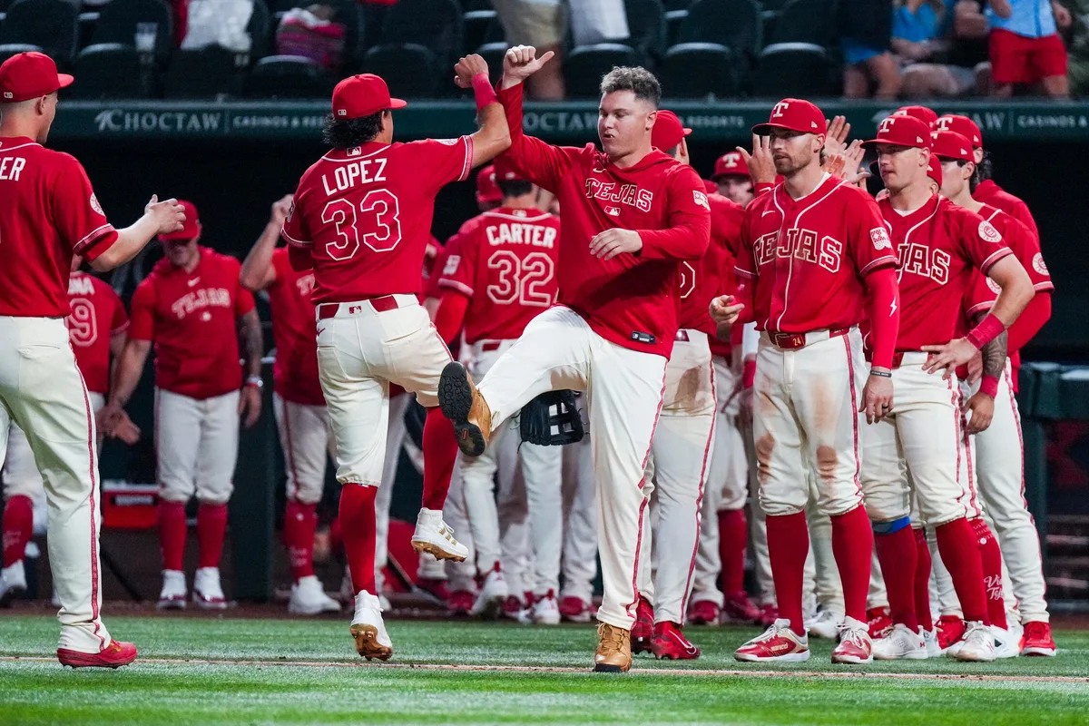 Rangers beat sloppy Blue Jays 7-1 and close gap in playoff race