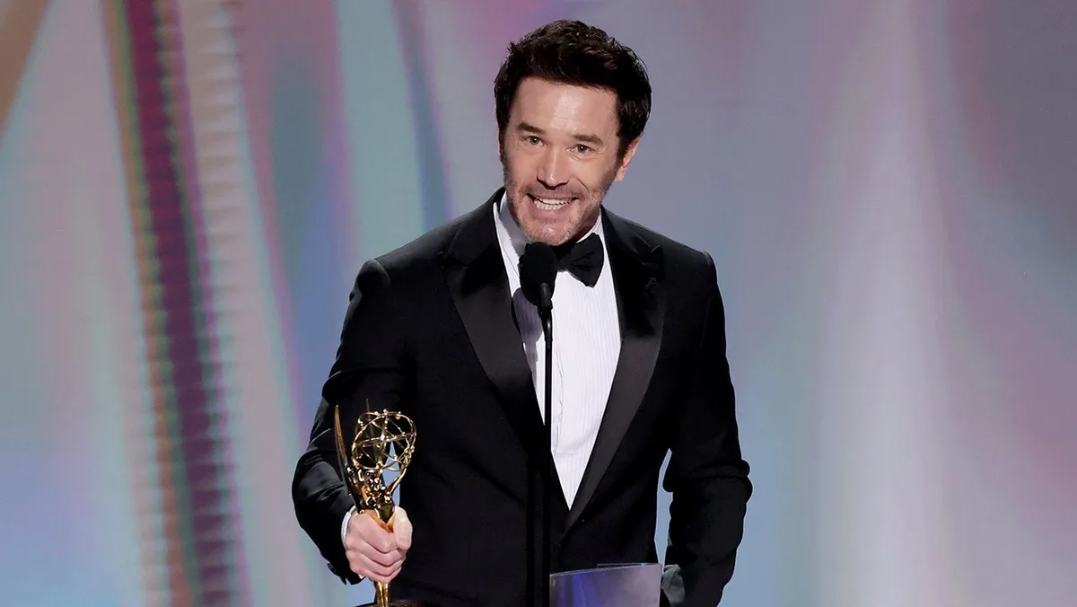 ‘Task’ Star Tom Pelphrey Dedicates First Emmy Win to “Very Pregnant” Fiancée Kaley Cuoco