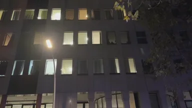 Passant fängt Kind nach Fenstersturz auf