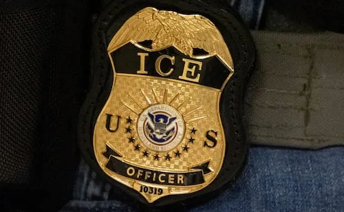ICE destina 16.7 millones de dólares a guantes con descargas eléctricas; los usará con detenidos y manifestantes