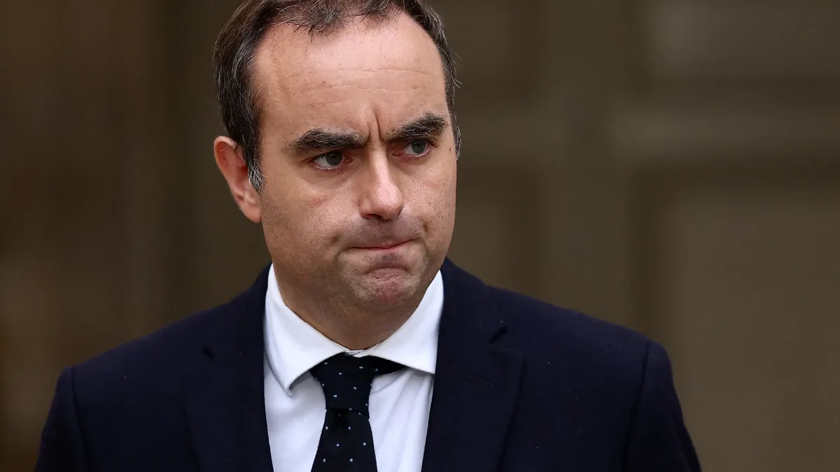"Bravo! Minable!": Sébastien Lecornu hué au Porge, commune girondine sinistrée par les incendies
