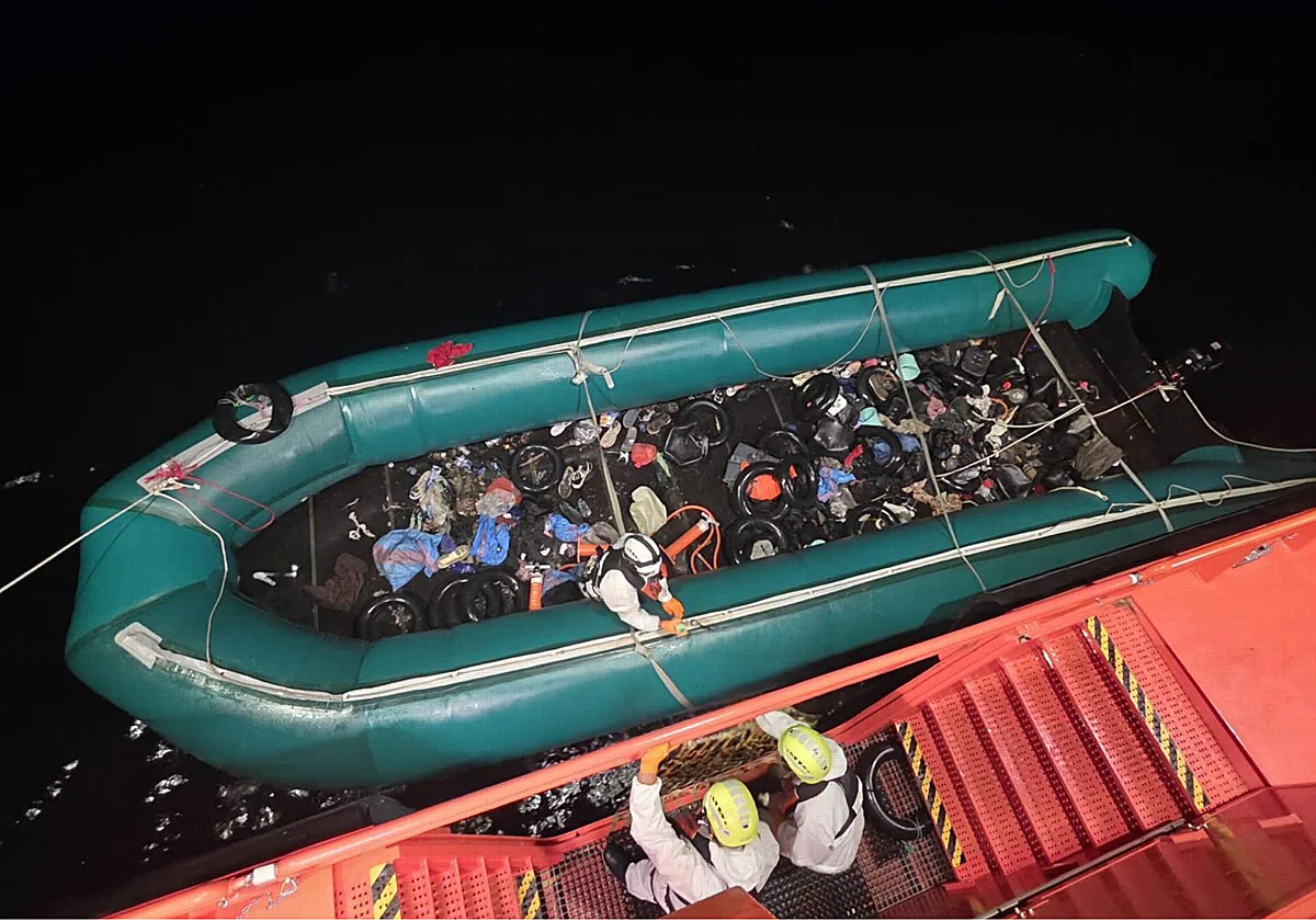 Rescatados 111 inmigrantes en una macrolancha en aguas de Lanzarote