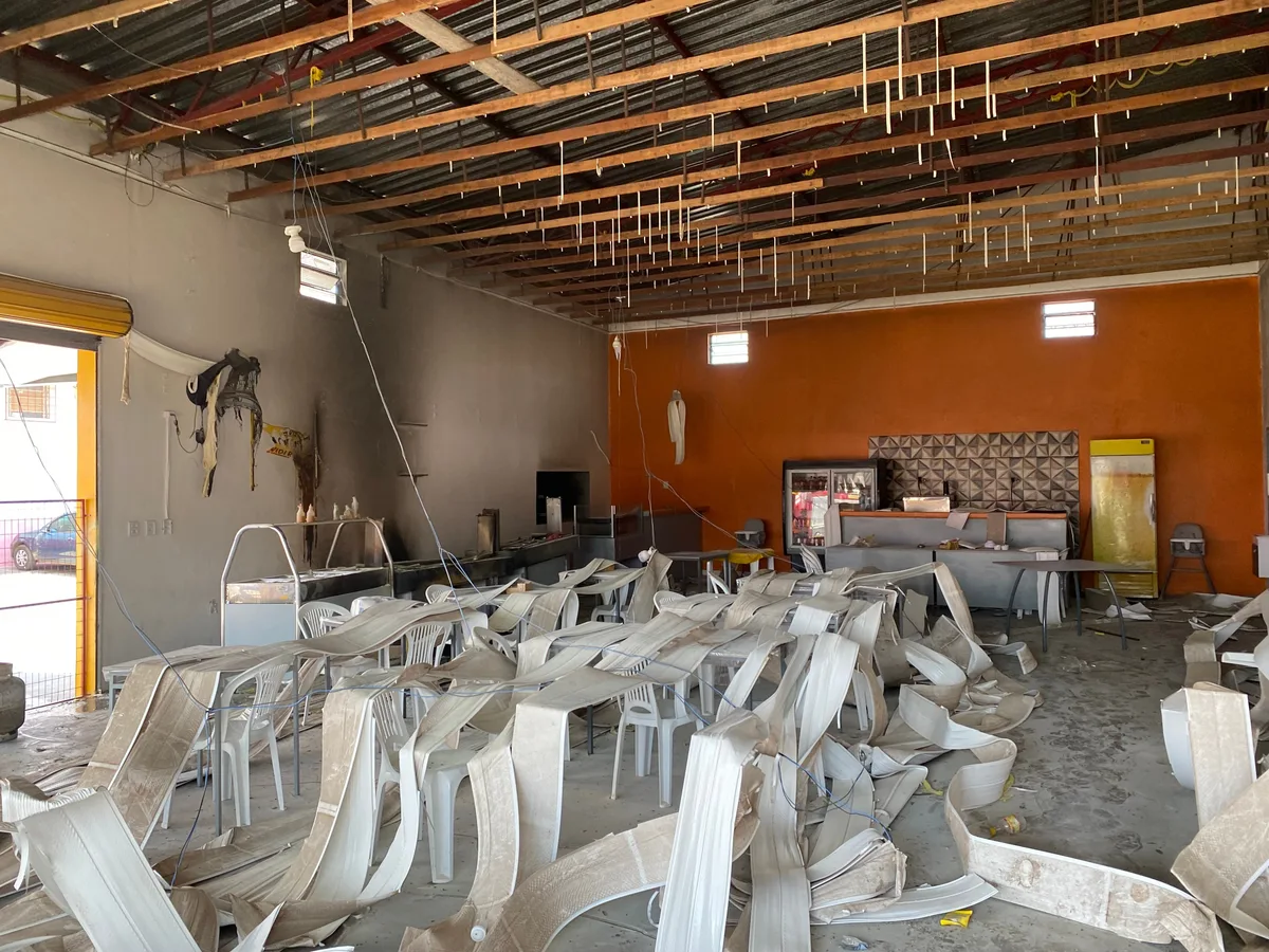Princípio de incêndio derruba forro de restaurante, mas não deixa feridos