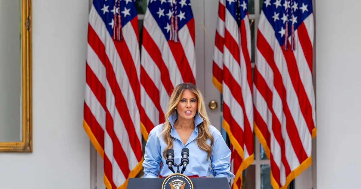 Después de un mes, Melania reapareció en medio de las especulaciones sobre la cercana relación de Trump y su asistente