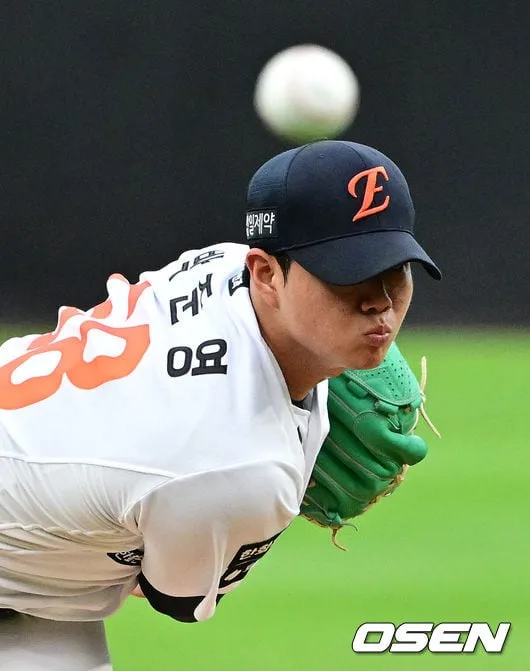 '육성선수 최초' 센세이션 일으켰던 한화 투수, 데뷔전 기세 어디로 갔나…2군서도 2⅓이닝 7실점 고전