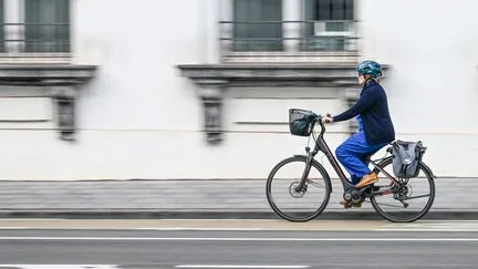Face à l'envolée des prix du carburant, le vélo électrique a le vent en poupe dans les villes