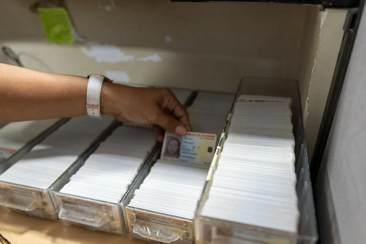 Así operaba la red que vendía cédulas colombianas falsas a extranjeros: hay 15 capturados, incluidos tres funcionarios de la Registraduría
