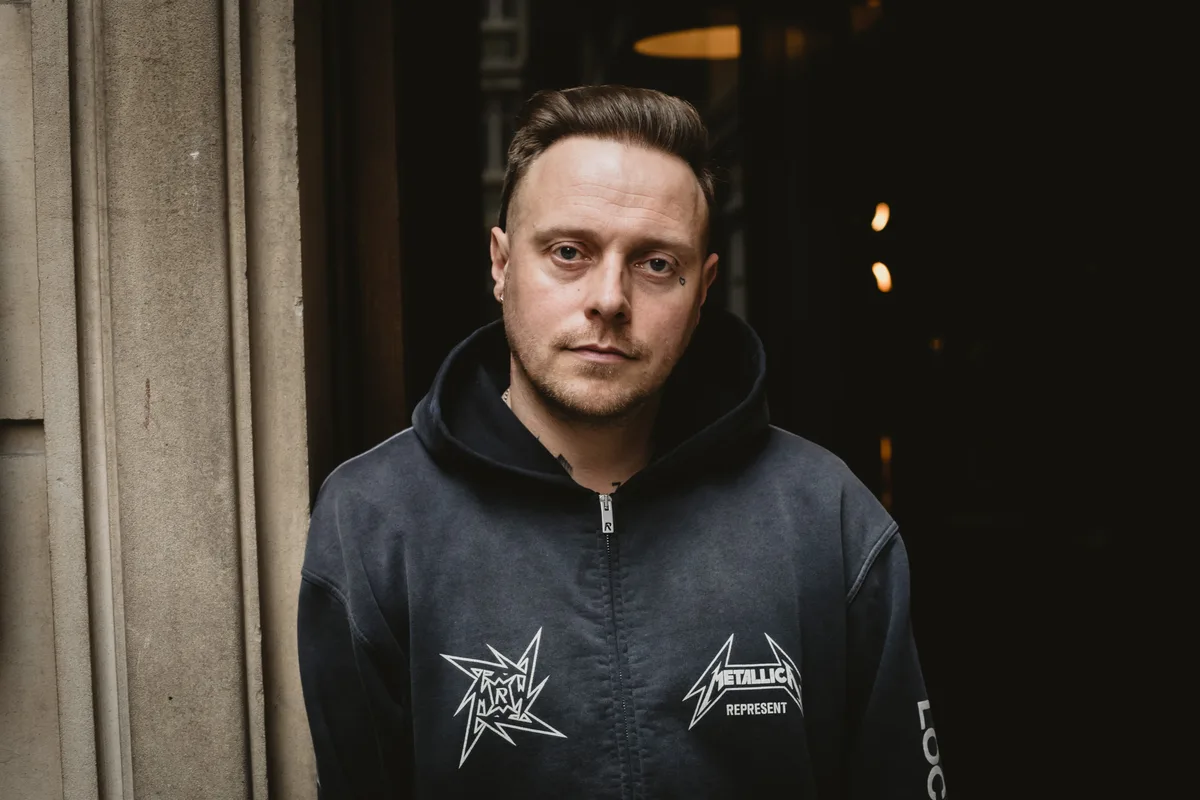 Sam Carter (Architects) relata crise de ansiedade causada por críticas à sua voz