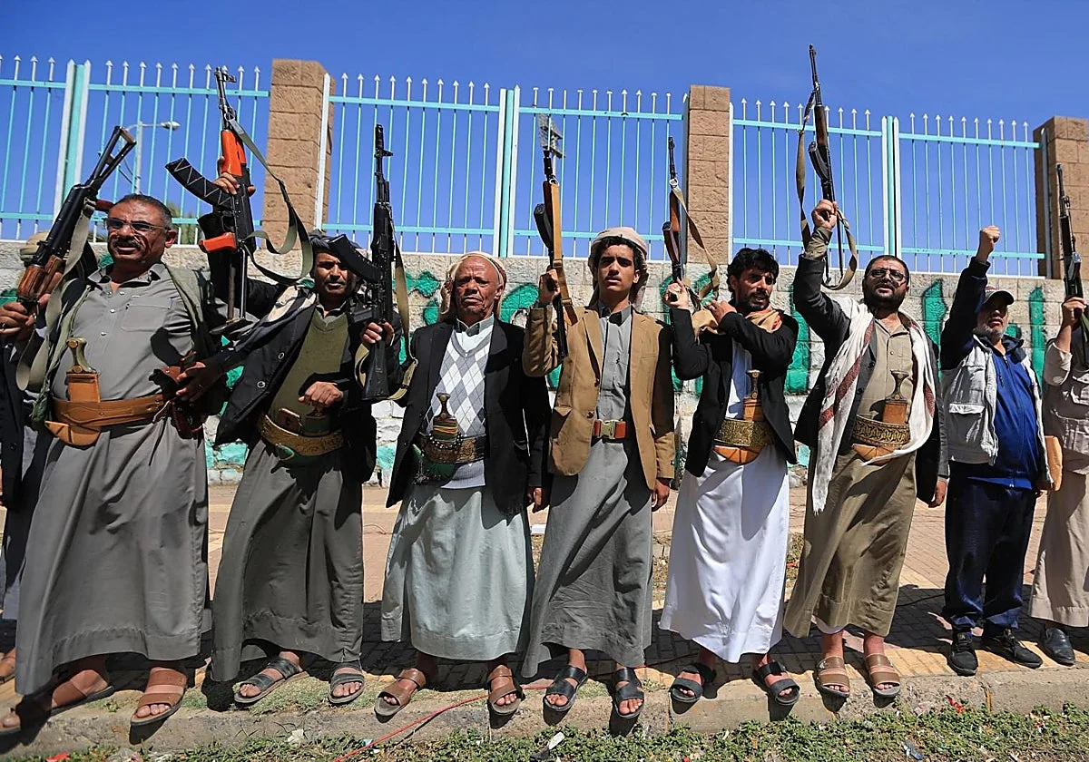 Los hutíes intensifican su ofensiva y bombardean el palacio presidencial de Yemen