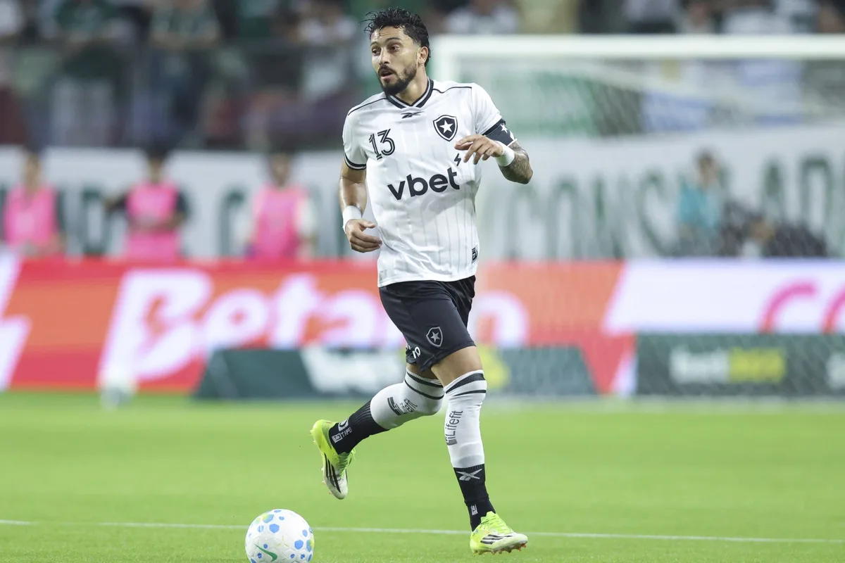 Alex Telles tem lesão na coxa e desfalca Botafogo contra o Palmeiras
