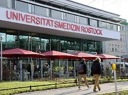 "Remigrieren oder Lager": Rostocker Uniklinik setzt Oberarzt nach rassistischen Posts vor die Tür
