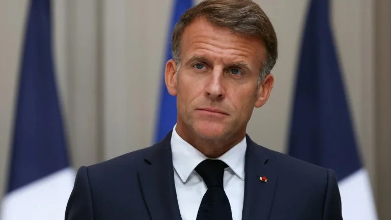 "Nous ferons tous bloc": Emmanuel Macron affirme que les responsables des violences survenues en marge des manifestations du 17 octobre seront "poursuivis et punis"