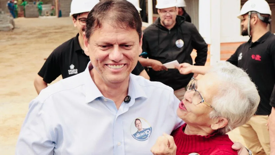 Tarcísio cobra governo federal por corrupção e diz que Flávio já se explicou sobre Dark Horse