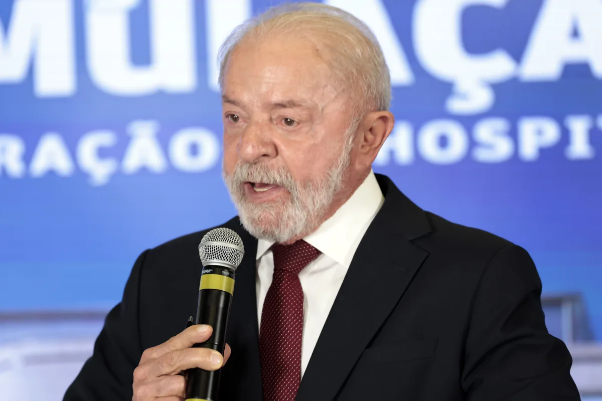 A dez dias do 2° turno, Lula promete PEC para dar transporte público grátis aos finais de semana