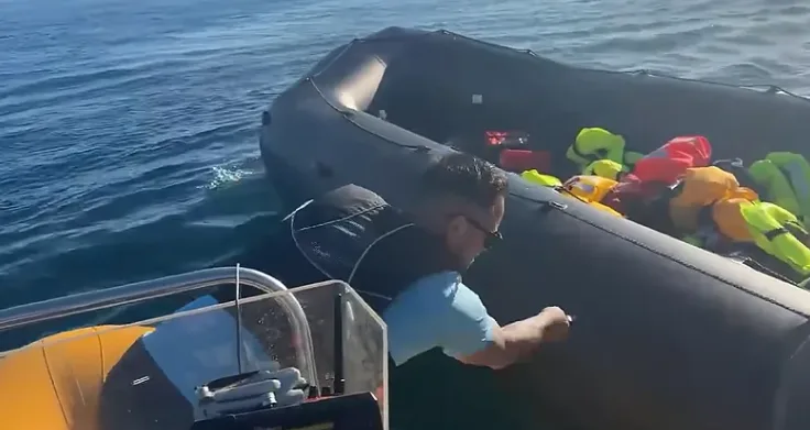 Detenido un ultra británico que acuchilló un bote inflable de migrantes con una persona a bordo