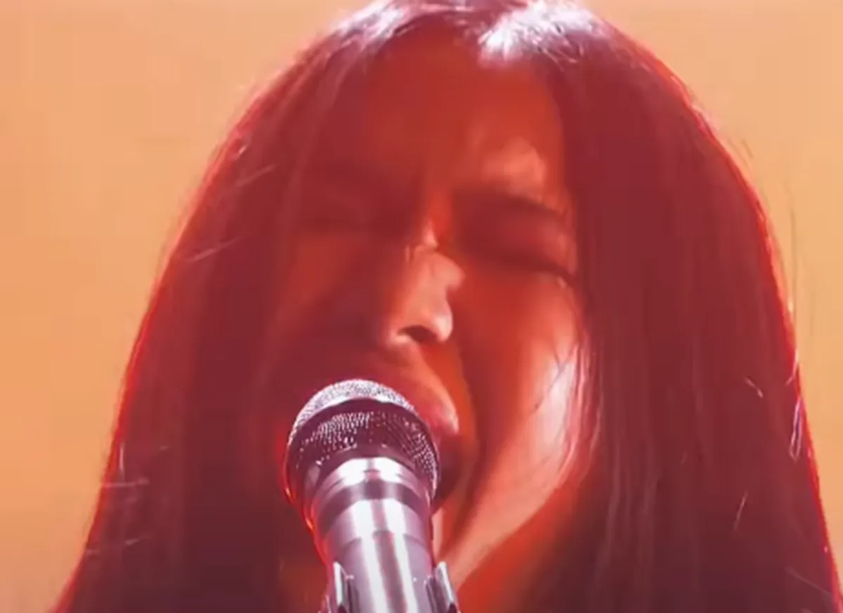 Aos 16 anos, cantora tailandesa faz versão de arrepiar de “Black Hole Sun” em programa dos EUA