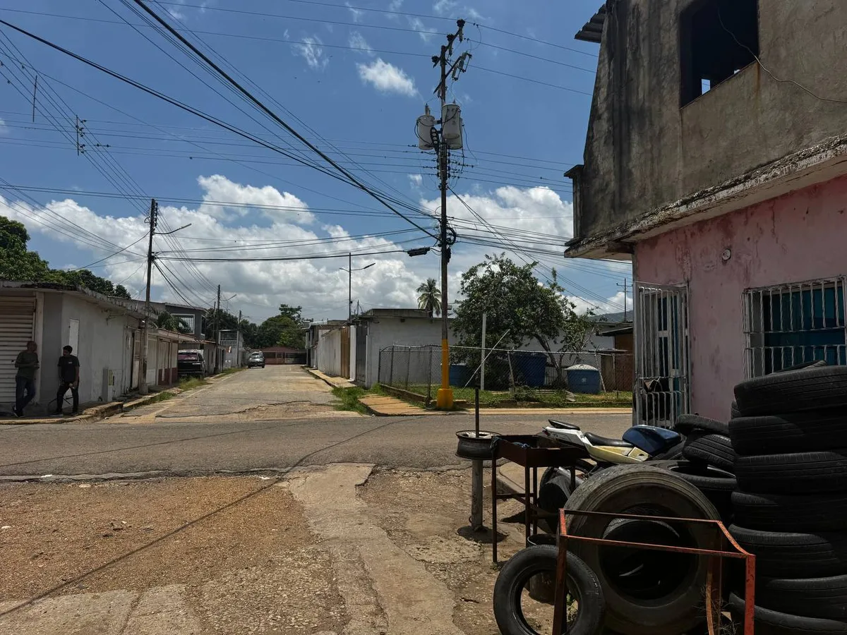 Pobladores de Naricual en Anzoátegui "no pegan una" con el agua y la luz