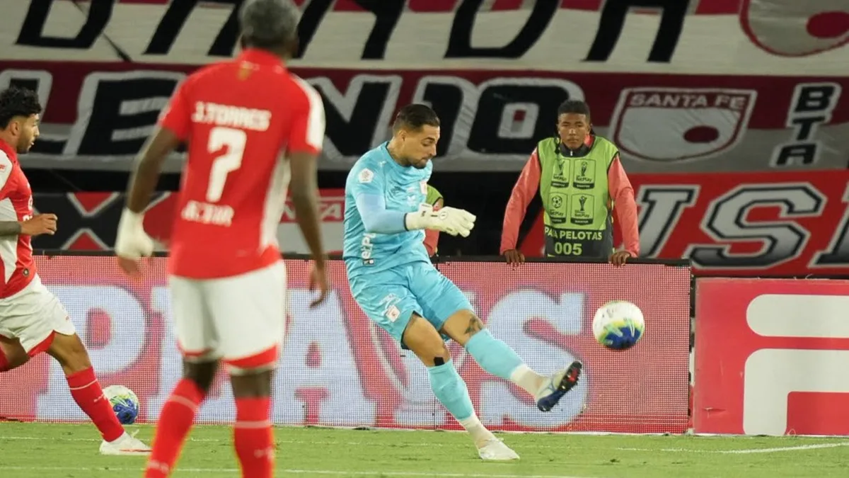 Jean Fernandes, arquero de América, denunció que un hincha de Santa Fe le pegó un balonazo en la cabeza