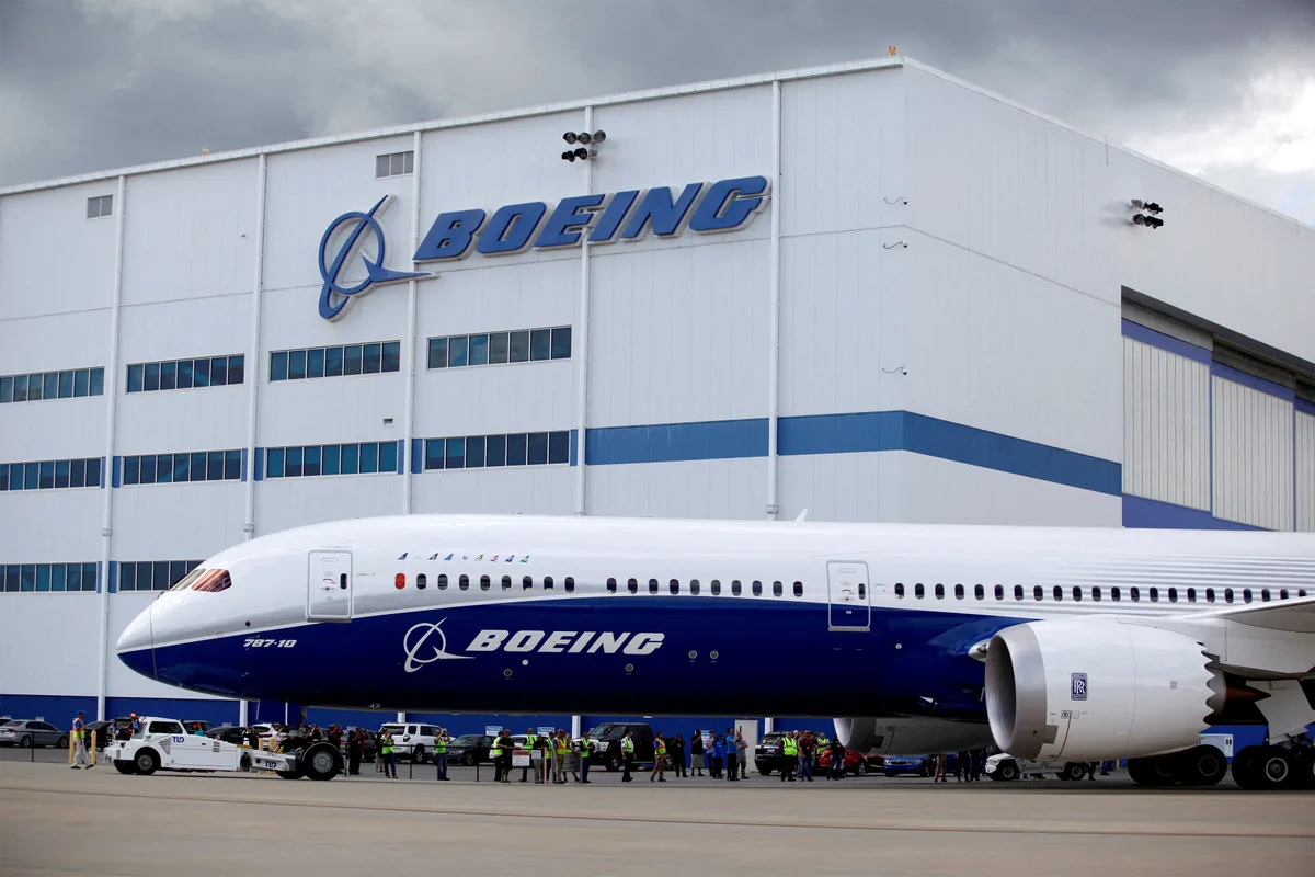 La FAA ordenó inspecciones en aviones Boeing 787 por un defecto que podría provocar grietas en las alas