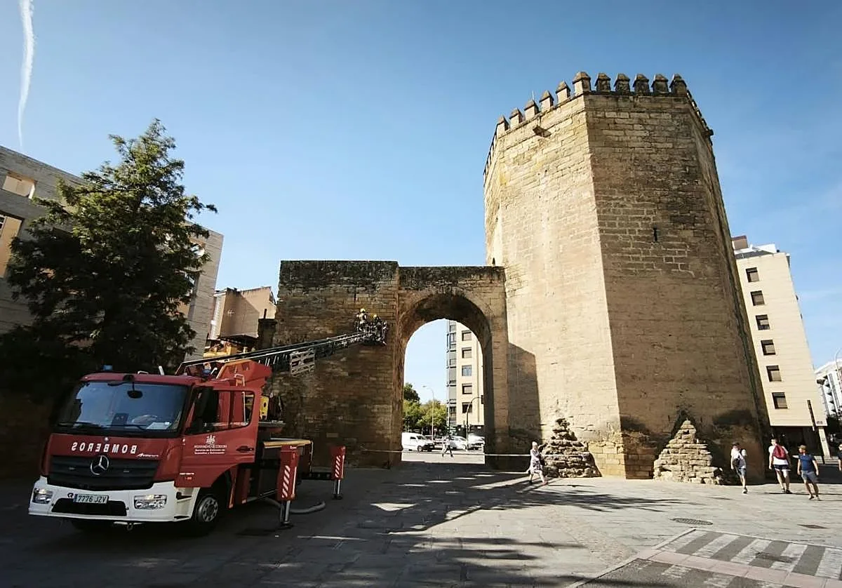 Los Bomberos comprueban la Torre de la Malmuerta de Córdoba ante el riesgo de desprendimientos