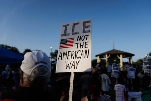 Jueza frena castigo a universitarios que protestaron contra ICE; Universidad de Florida prohíbe manifestarse dentro de sus instalaciones