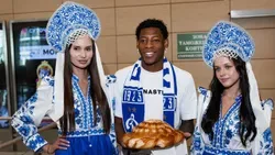 VÍDEO: ex-Sporting aterra na Rússia e é recebido com pão tradicional