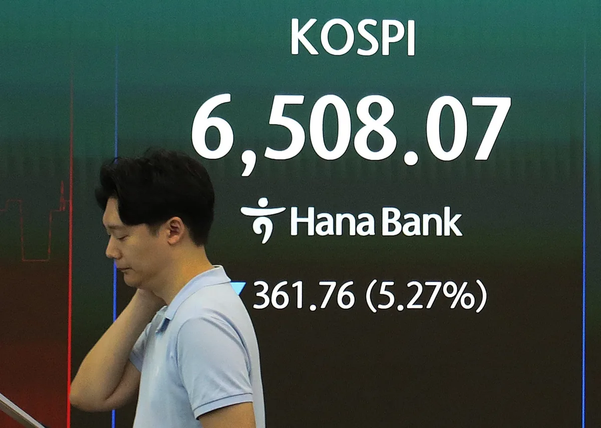 [속보] 美 금리 쇼크에 흘러내린 코스피…5% 급락해 6400선 마감