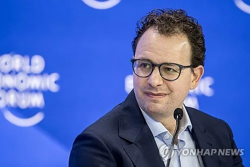 앤트로픽 CEO "AI 개발 속도 늦춰야"