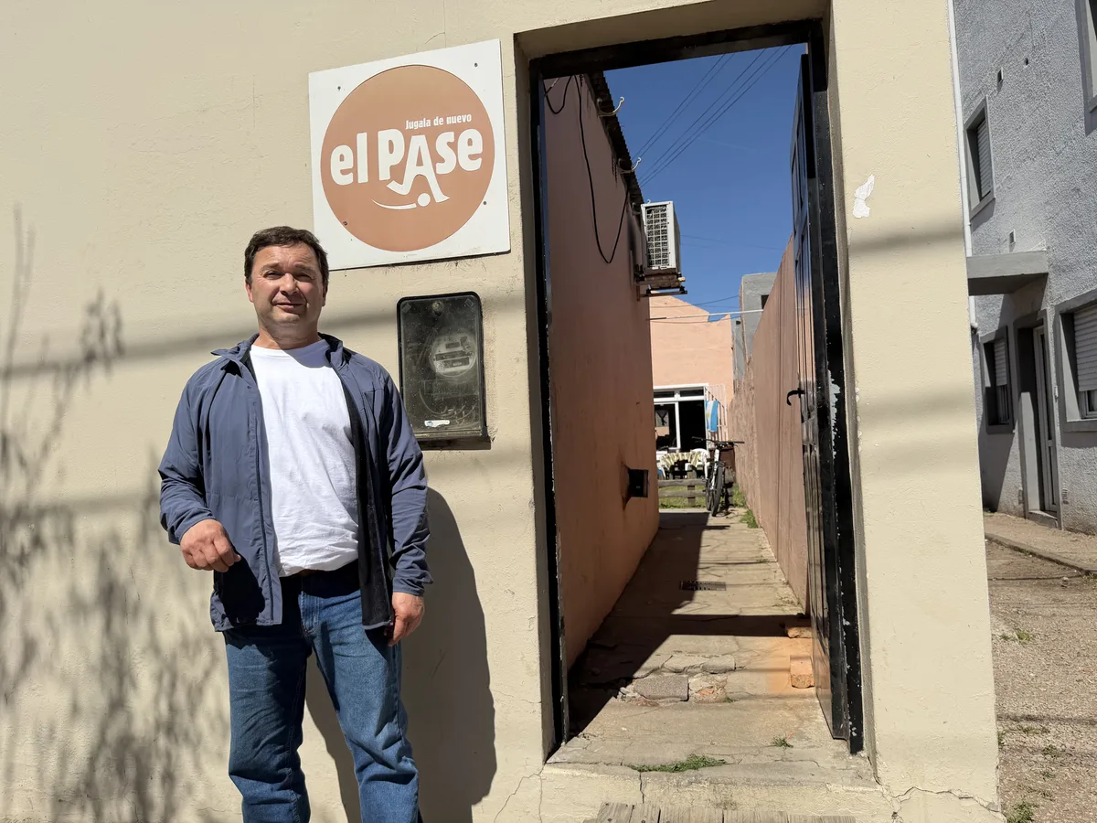 “Nadie elige dónde nacer”: la historia del hombre que enseña a coser pelotas a los presos para que no vuelvan a caer