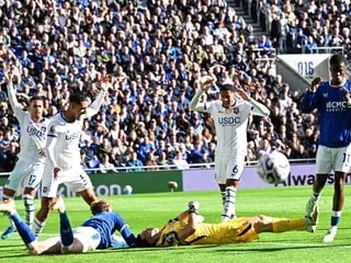 VIDÉO. Le gardien de Chelsea Emiliano Martinez sort sur civière après un choc impressionnant et dix minutes au sol