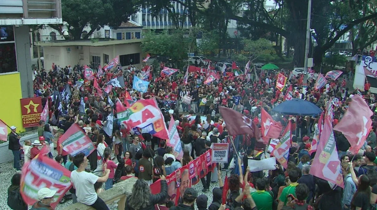 Ato a favor da reeleição de Lula ocorre no Centro de Florianópolis