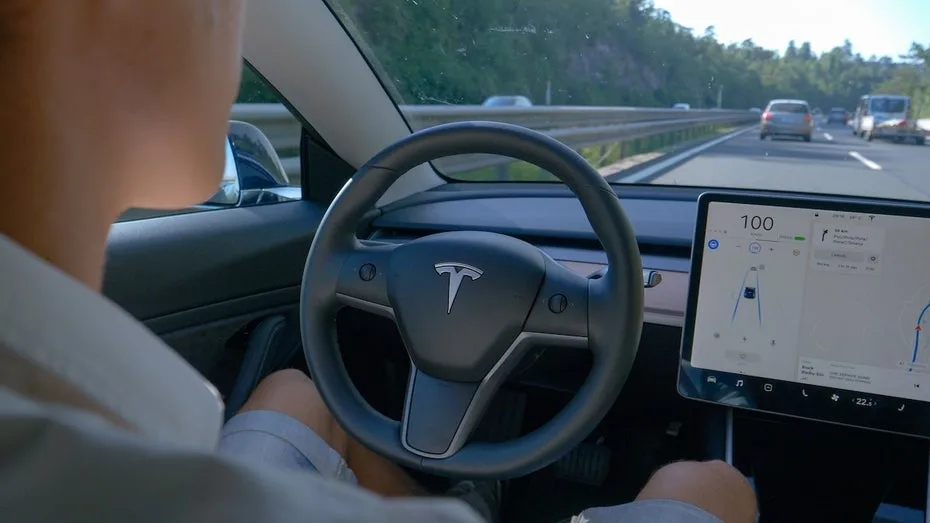 Druck aus Deutschland: Tesla benennt Assistenzsystem um