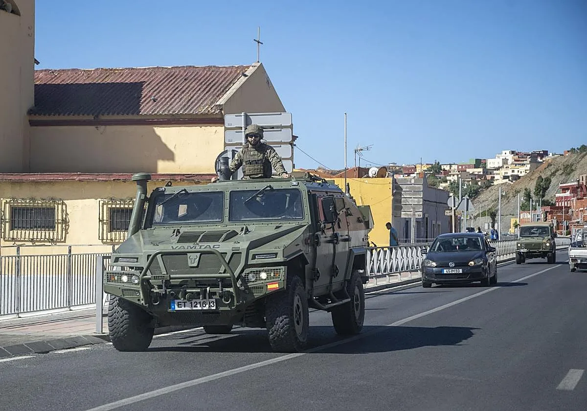 Cuatro inmigrantes detenidos por agredir a un grupo de militares a pedradas en Ceuta