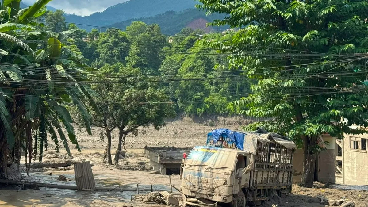 Katastrophe in Nepal und China: Rettungskräfte im Himalaya kämpfen gegen Schlamm und Zeit