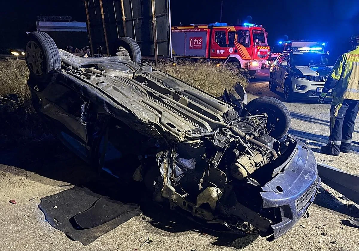 Un herido trasladado al Virgen del Rocío de Sevilla tras volcar su coche en Coria del Río