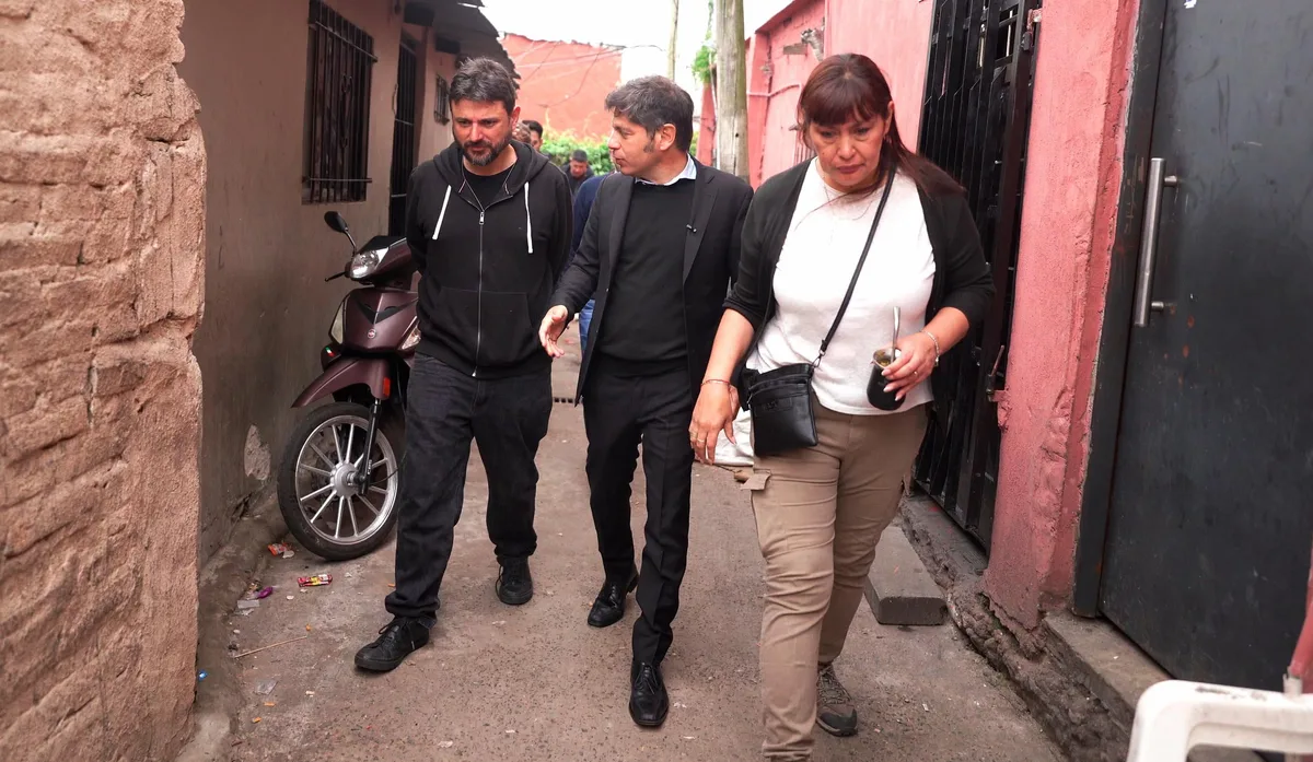 Juan Grabois se mostró junto a Axel Kicillof durante una recorrida en La Cava y agitó la interna del PJ