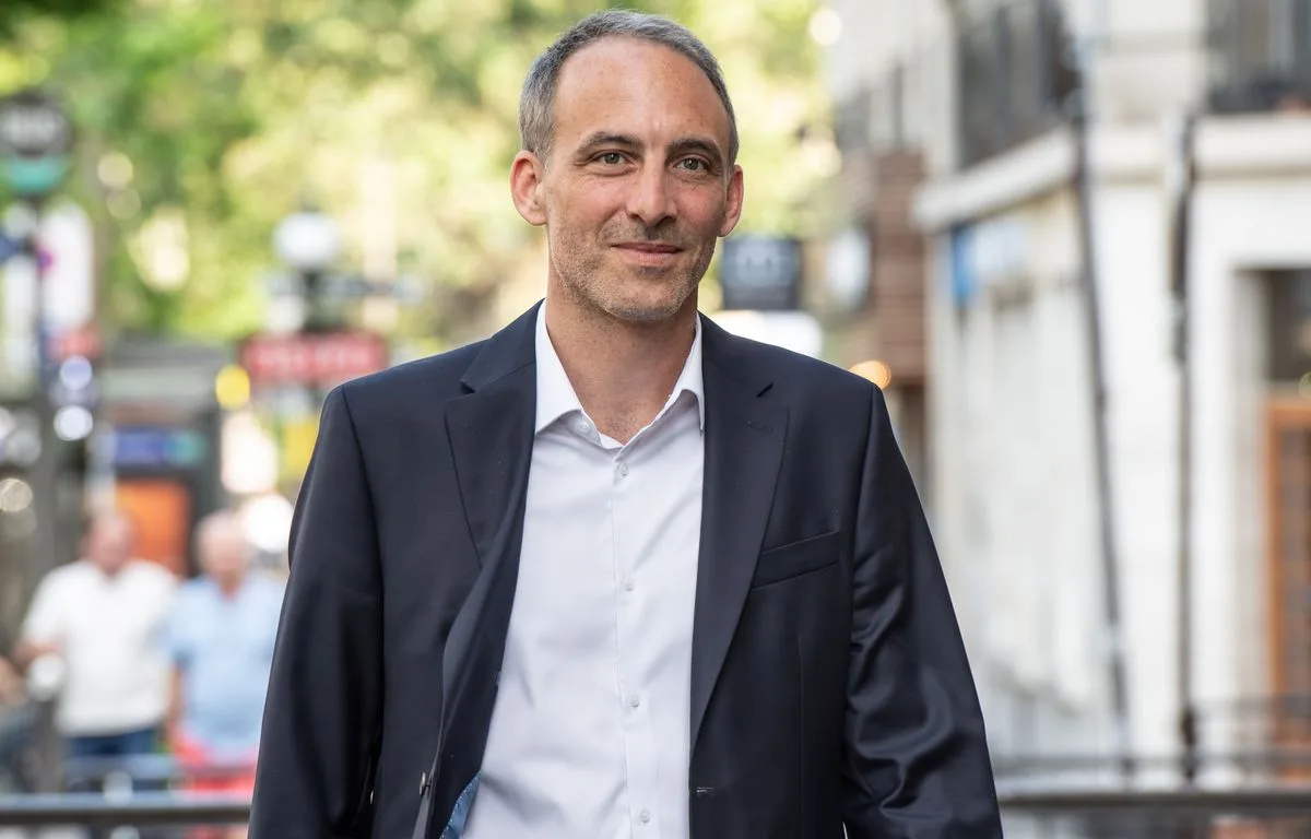 Présidentielle 2027 : Raphaël Glucksmann enfariné à Paris à l’issue de sa victoire à la primaire