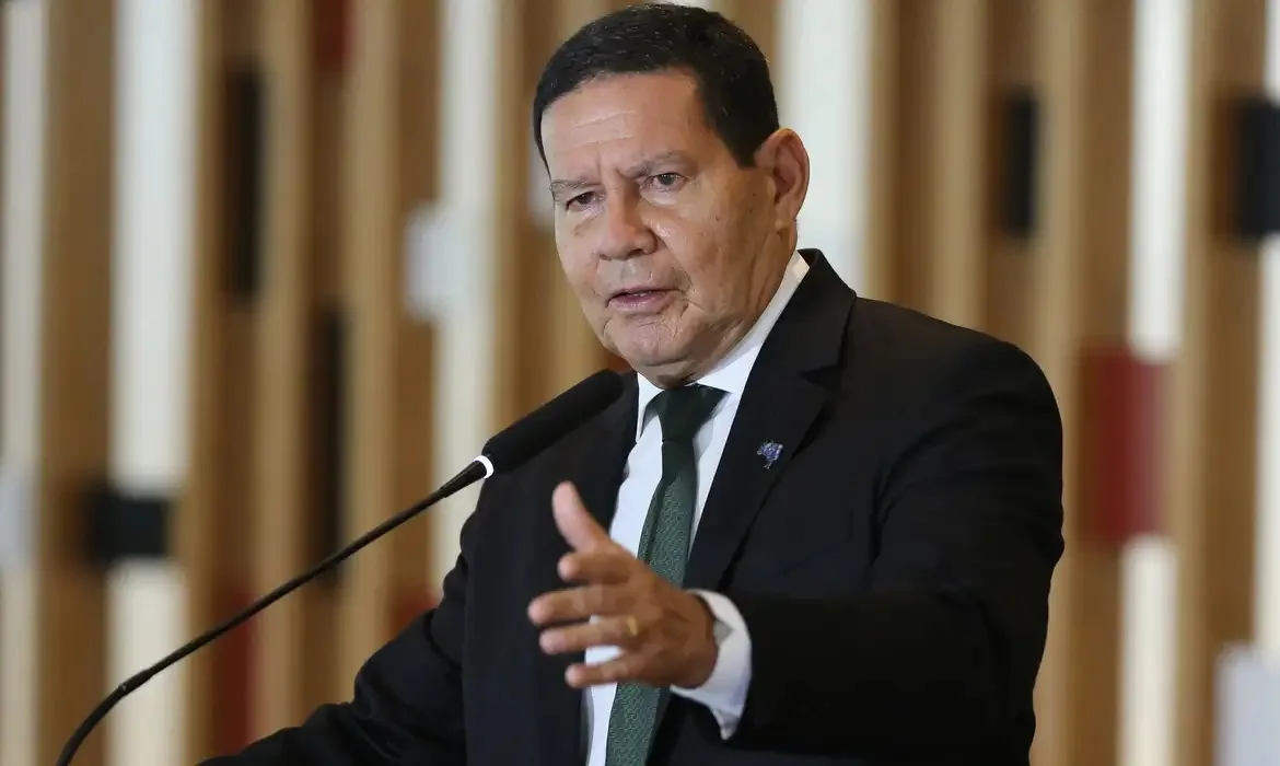 Hamilton Mourão alerta para demissões após votar contra fim da escala 6x1