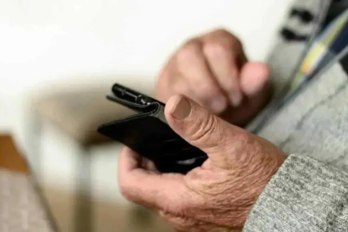 Oficina gratuita em Campo Grande ensina idosos a mexer no celular e evitar de golpes