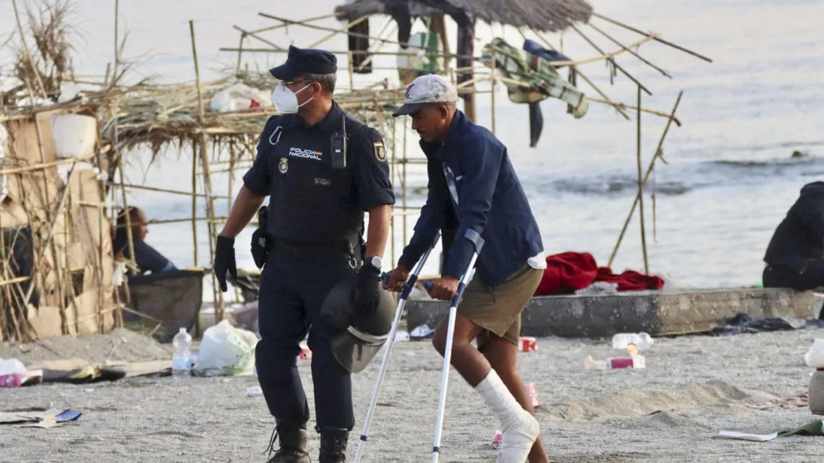 Comienza el traslado de los inmigrantes de la playa del Trampolín a dos centros temporales con 1.800 camas