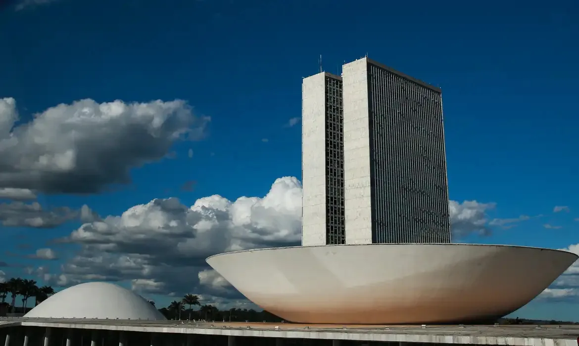 Após desabamento de teto, sessão na Câmara Federal é mantida nesta quarta-feira