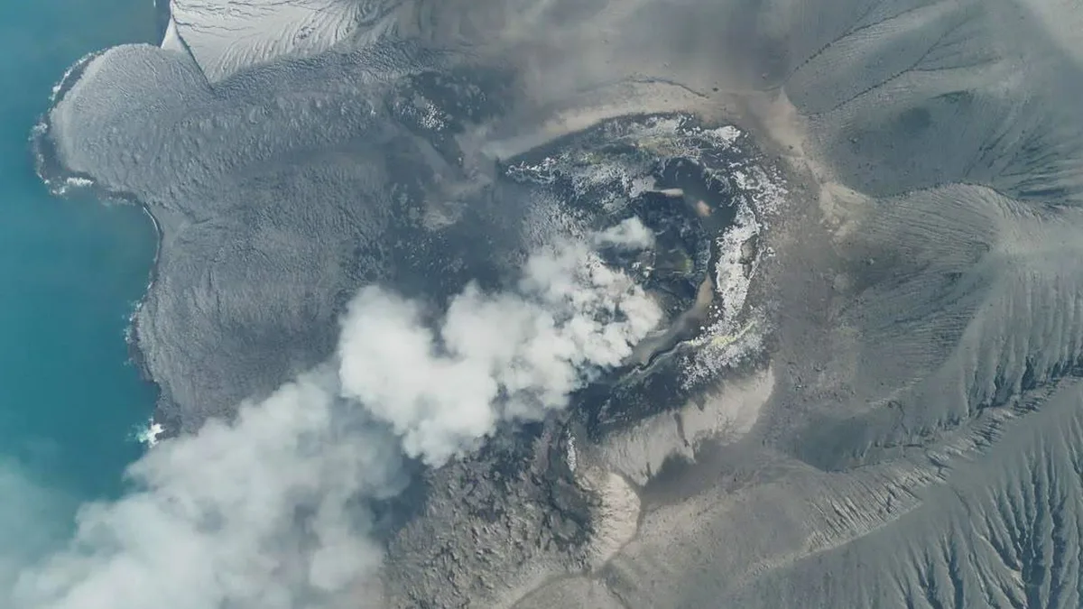 La erupción del volcán Anak Krakatoa obliga a cerrar seis aeropuertos y afecta a más de 370 vuelos